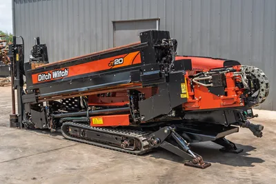 2017 Ditch Witch JT20 HDD rig, side angle, drill frame angled up, rubber tracks, hydraulic chain drive, anchor assembly visible