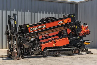 2018 Ditch Witch JT30 All Terrain HDD drill, side view, drill frame angled upright, rubber tracks, drill pipe loaded, hydraulic components visible
