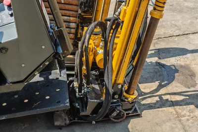 Vermeer 10x15 S3 HDD machine rotary head, swivel, and hydraulic hose assemblies, close-up side view