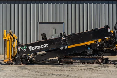 2021 Vermeer D40x55 S3 HDD drill, driver-side profile, angled drill frame elevated, rubber tracks, drill pipe loader visible