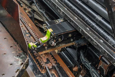 2021 Ditch Witch JT40 carriage assembly close-up showing rack-and-pinion thrust rack, vise clamp, drill pipe stack, and hydraulic lines