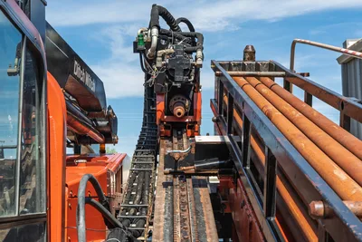 2014 Ditch Witch JT100 Mach 1 drill frame, spindle, rack-and-pinion carriage, hydraulic hoses, pipe rack with used 3.5" drill pipe