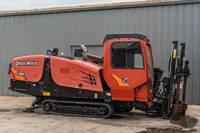 2016 Ditch Witch JT25 HDD drill, driver-side view, enclosed cab, rubber tracks, drill rod loaded, thrust frame visible