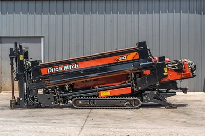 2017 Ditch Witch JT20 HDD rig, full side profile, elevated drill frame, rubber tracks, hydraulic components, drill pipe loaded, anchor system visible