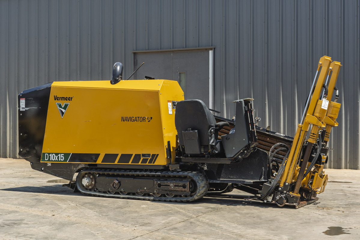 Vermeer D10x15 Navigator HDD unit with tracked carrier, yellow drill head tower, and control cab, side view