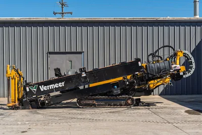 2021 Vermeer D40x55 S3 HDD drill, side profile, elevated drill frame, rubber tracks, hydraulic lines, pipe rack visible